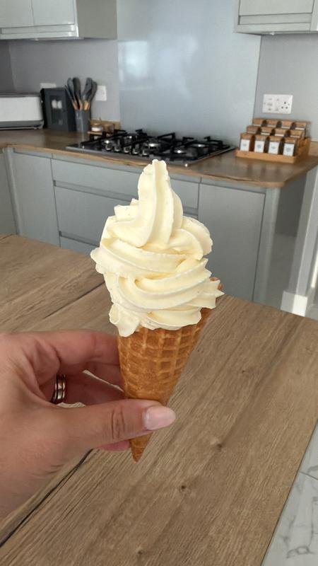Kind genießt Soft Serve Eiswaffel